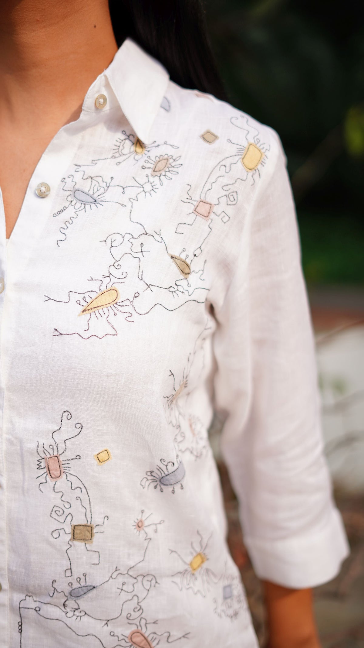 WHITE SCRIBBLE EMB LONG SHIRT